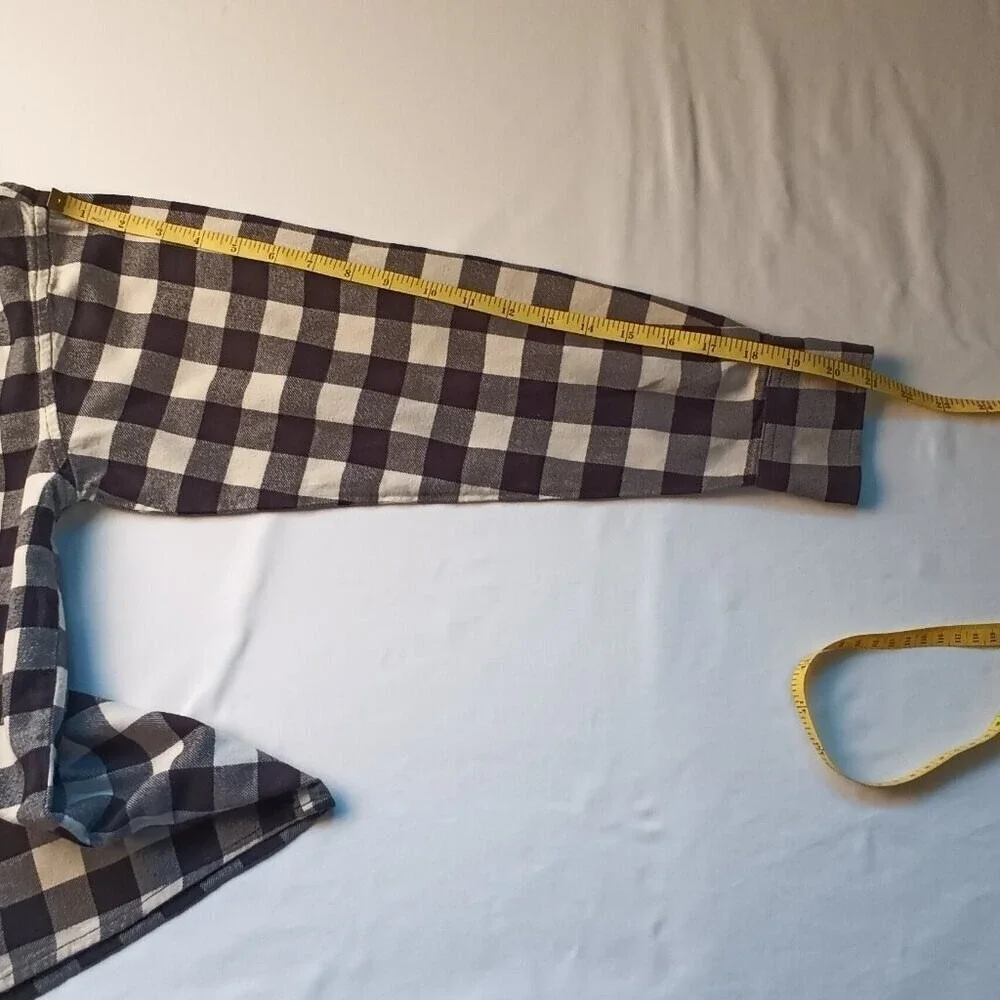 Levi's Women's Flannel Shirt Size S Black Cream Plaid Long Sleeves Button Up - Picture 6 of 8